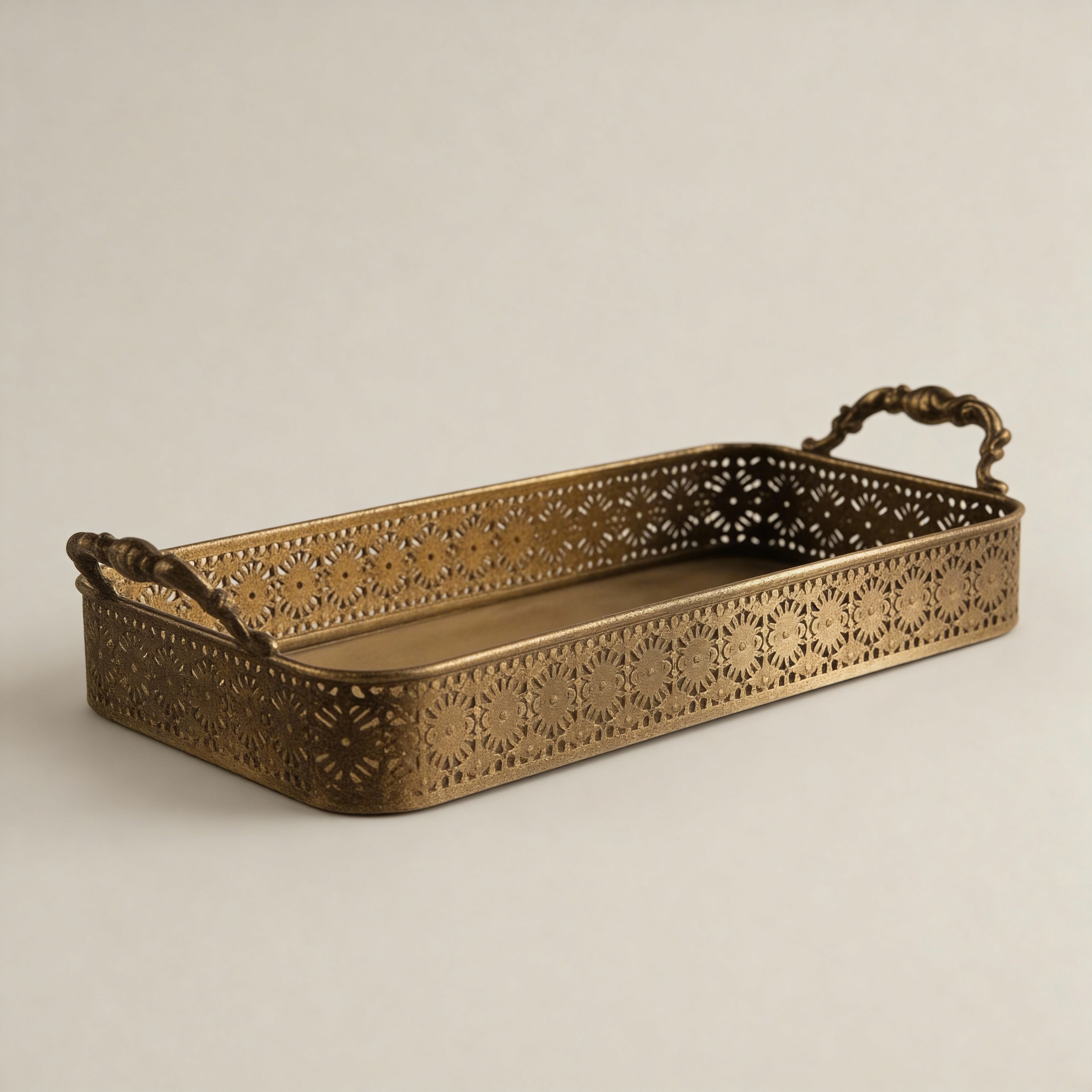 מגש הגשה מפליז בסגנון וינטג': ידיות בחיתוך פרחים, מגש מתכת דקורטיבי